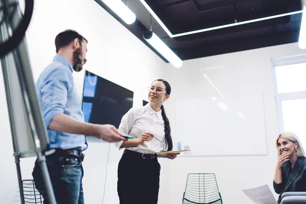 Man Business Coach Högtalare Casual Formella Kläder Samarbetar Med Leende — Stockfoto