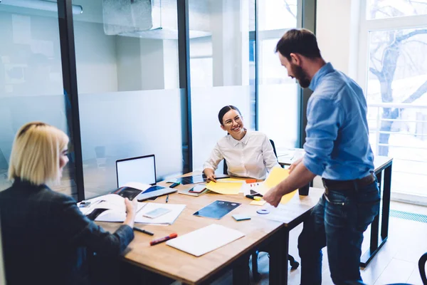 Joven Equipo Desarrollo Software Alegre Estilo Formal Desgaste Escritorio Redondo — Foto de Stock