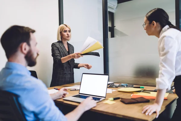 Vervelende Blonde Vrouw Met Bestanden Ruzie Met Zelfverzekerde Vrouwelijke Collega — Stockfoto