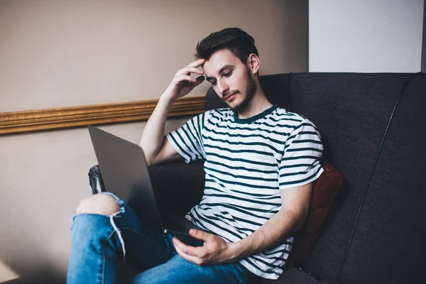 Hombre Guapo Inteligente Sin Afeitar Que Trabaja Ordenador Portátil Las —  Fotos de Stock