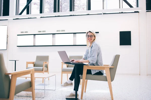 Vista Lateral Una Joven Empleada Satisfecha Con Gafas Mirando Cámara —  Fotos de Stock