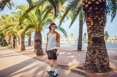 Kafkas nesli Z gündelik kıyafet giyip hafta sonu paten yapmaya odaklanmış. 20 yaşındaki genç hippi yaz gününü uzun tahta üzerinde spor hobisi yaparak geçiriyor.