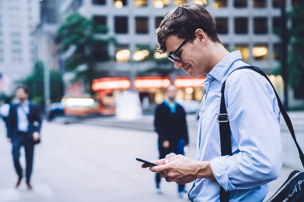 Sidovy Kontorsarbetare Skjorta Och Glasögon Med Väska Meddelande Telefonen Står — Stockfoto