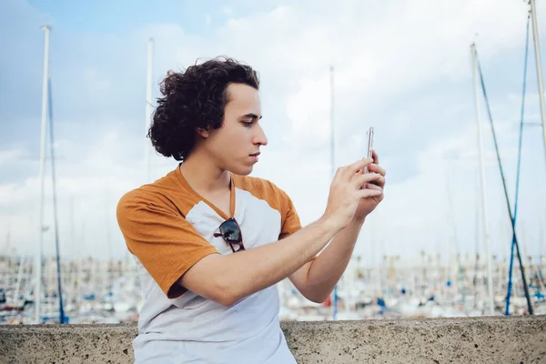 Vista Lateral Del Joven Hombre Pelo Rizado Camiseta Casual Tomando — Foto de Stock