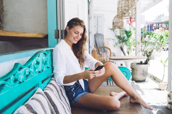 Sidovy Över Trevlig Leende Kvinna Vita Blus Shorts Med Smartphone — Stockfoto