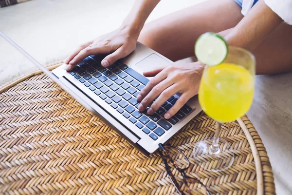 Colheita Cima Mulher Surfar Laptop Enquanto Sentado Mesa Com Vidro — Fotografia de Stock