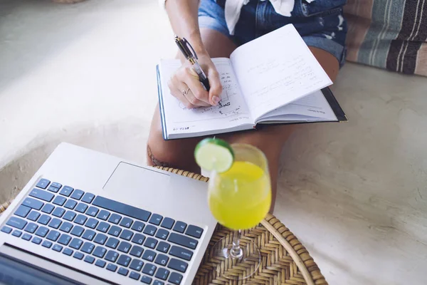 Ritaglio Sopra Vista Freelance Femminile Che Prende Appunti Diario Che — Foto Stock