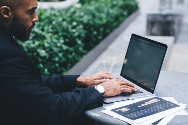 Crop Side View Thoughtful African American Man Black Suit Accounting — Stock Photo, Image