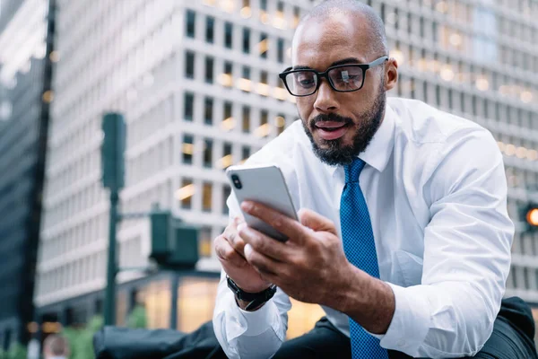 Desde Abajo Elegante Calvo Negro Empleado Masculino Gafas Camisa Blanca — Foto de Stock