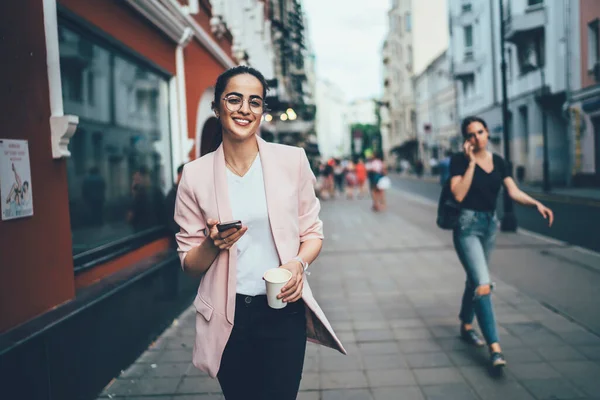 Halva Längden Glad Kvinnlig Turist Med Mobiltelefon Enhet Ler Mot — Stockfoto