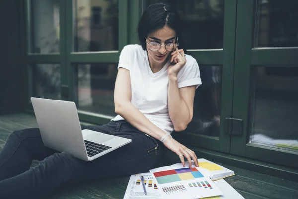 Millennial Uczennica Okularach Sprawdzanie Informacji Statystycznych Podczas Nauki Przychody Nauka — Zdjęcie stockowe