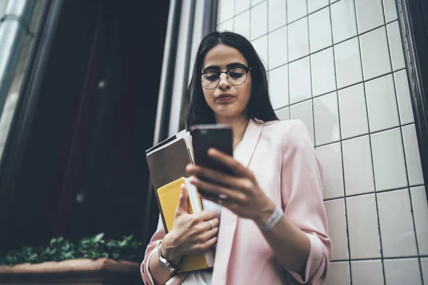 Estudiante Millennial Con Libro Texto Usando Conexión Internet Para Hacer — Foto de Stock