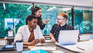 Neşeli yetenekli öğrenciler ve internet sitelerini taramak ve online araştırma yapmak için birlikte çalışma alanında iyi bir öğrenme. Laptop cihazı ile uygulamalar yapmak. Kapalı alanlarda müreffeh bin yıllık brifingler.