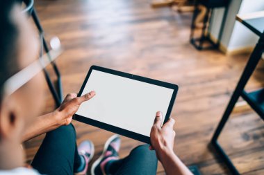 Ekin Afrikalı Amerikalı sıradan giyinen, tablet kullanan video oyunu oynayan iş yerinde mola veren adamdan.