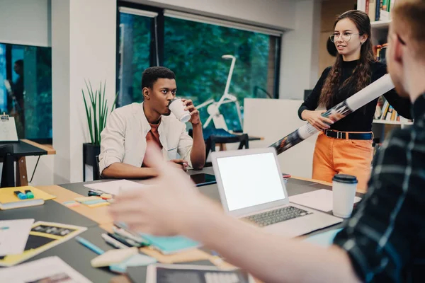 Grupo Colegas Freelance Multirraciales Modernos Que Toman Café Trabajan Con — Foto de Stock