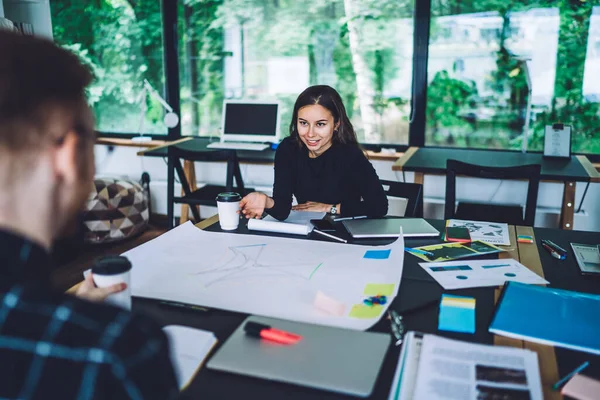 Opprømt Ung Kvinne Løse Klær Som Sitter Ved Bordet Med – stockfoto