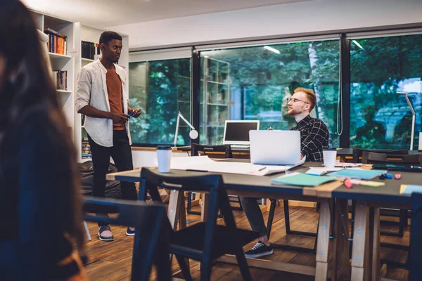 Inteligente Casual Millennials Diversos Discutindo Ideias Para Projeto Inicialização Colaborando — Fotografia de Stock