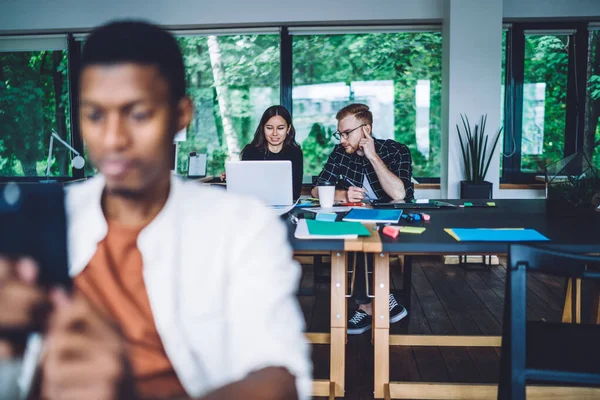 Los Bloggers Masculinos Femeninos Pasan Tiempo Colaborando Aprendiendo Juntos Conectados — Foto de Stock