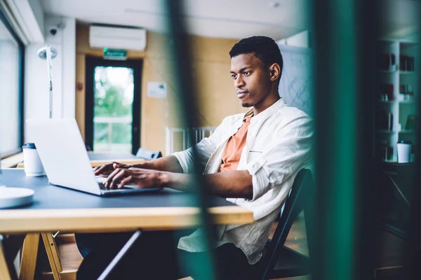 Intelectual Sério Ponderando Afro Americano Cara Camisa Casual Branco Navegando — Fotografia de Stock