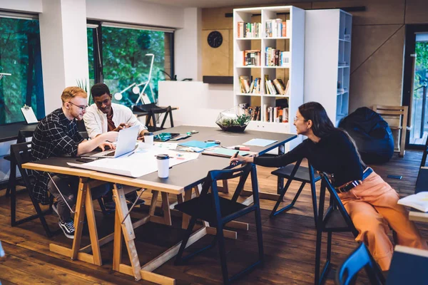 Estudiante Sonriente Sentada Biblioteca Universitaria Dando Vuelta Diversos Compañeros Grupo —  Fotos de Stock