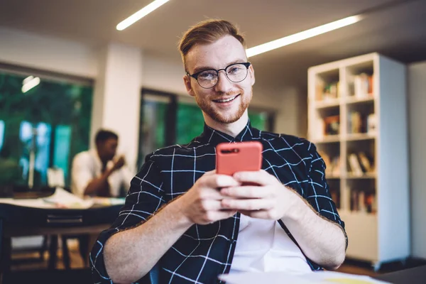 Glad Ung Man Casual Kläder Och Glasögon Ler Och Tittar — Stockfoto