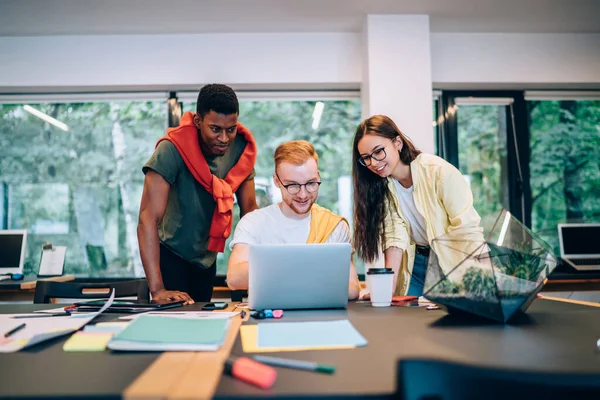 Glada Multiracial Män Och Kvinnor Casual Outfits Ler Och Arbetar — Stockfoto