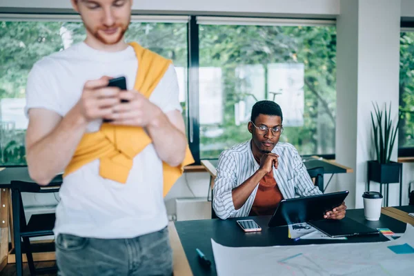 Konzentrierte Erfolgreiche Smarte Junge Kollegen Lässiger Kleidung Surfen Büro Vor — Stockfoto