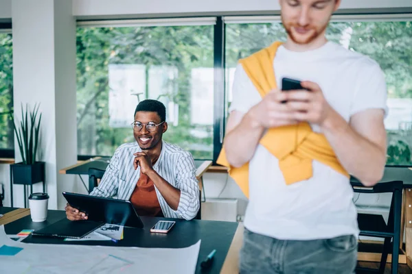 Happy Ler Smarte Diverse Unge Kolleger Hverdagsklær Surfer Smarttelefon Ser – stockfoto