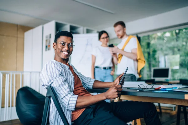 Fröhlich Lächelnde Smarte Junge Kollegen Lässiger Kleidung Surfen Büro Mit — Stockfoto