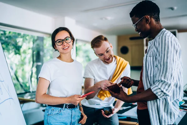 Feliz Alegre Inteligente Diversos Compañeros Trabajo Jóvenes Ropa Casual Viendo —  Fotos de Stock