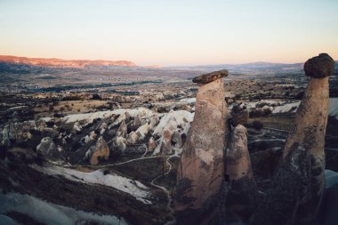 Yukarıdan bakıldığında huzurlu salin vadisi ve alçak arazinin yanındaki yüksek soluklu kayalar nadiren bitki yetiştirir.