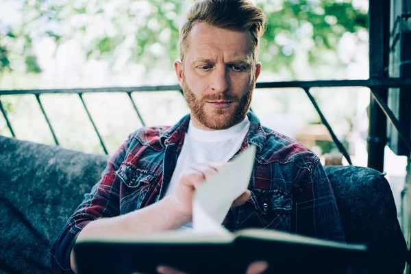 Konzentrierte Rothaarige Männliche Studenten Lässiger Kleidung Lesen Buch Während Sie — Stockfoto