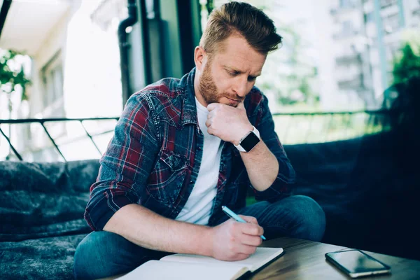 Ernsthaft Nachdenklicher Erwachsener Mann Lässiger Kleidung Und Smarter Uhr Sitzt — Stockfoto