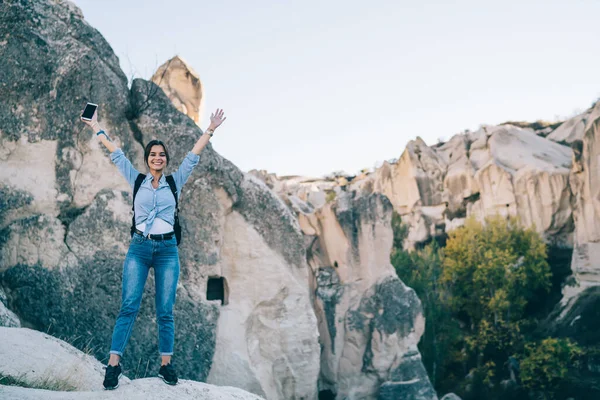 Felice Eccitato Giovane Escursionista Femminile Piedi Sulla Roccia Con Smartphone — Foto Stock