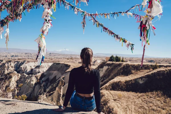 Vista Posteriore Donna Calma Guardando Lungo Appoggiato Sulla Pietra Nel — Foto Stock