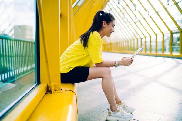 Lächelnde Asiatin Freizeitkleidung Die Draußen Sitzt Und Ein Modernes Digitales — Stockfoto