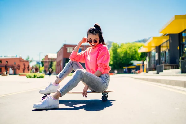 Adolescente Joyeuse Dans Des Lunettes Soleil Élégantes Streetwear Reposant Longboard — Photo