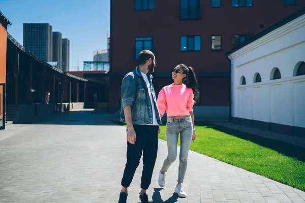 Emotivamente Uomo Donna Vestiti Abiti Alla Moda Fresco Godendo Comunicazione — Foto Stock