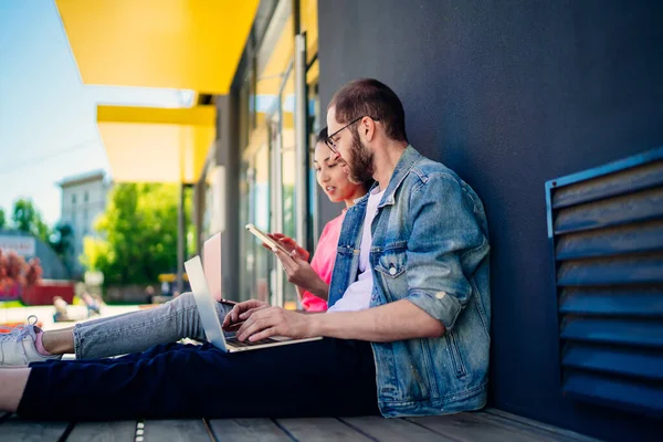 Skickliga Proffs Kontrollera Anmälan För Mobiltelefon Enhet Samtidigt Som Man — Stockfoto