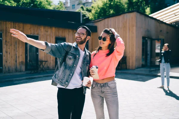 Feliz Macho Fêmea Óculos Elegantes Sorrindo Para Urbanidade Cidade Desfrutando — Fotografia de Stock