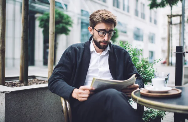 Hombre Barbudo Calmo Con Chaqueta Oscura Camisa Ligera Leyendo Pacíficamente — Foto de Stock