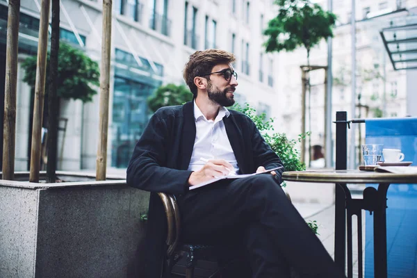 Von Unten Ein Nachdenklicher Bärtiger Unternehmer Formeller Kleidung Und Brille — Stockfoto