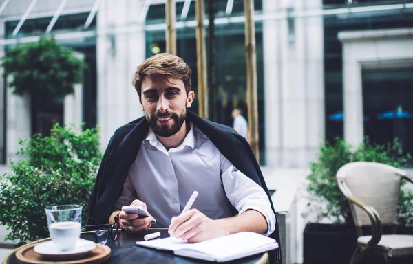 Joven Periodista Sonriente Ropa Casual Lista Reuniones Entrevistas Para Próxima — Foto de Stock