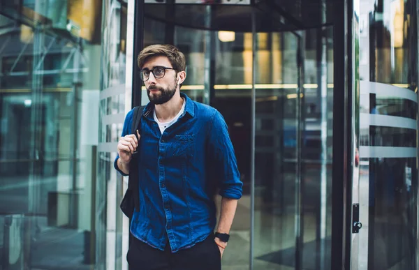 Young Bearded Male Eyeglasses Casual Clothes Backpack Shoulder Coming Out — Stock Photo, Image