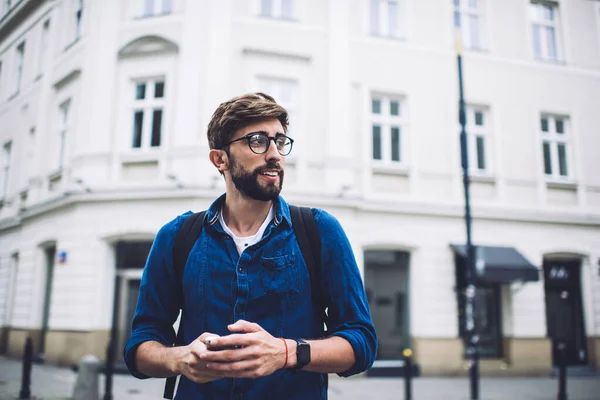 Positive Young Hipster Male Casual Clothes Smartphone Backpack Wearing Eyeglasses — Stock Photo, Image