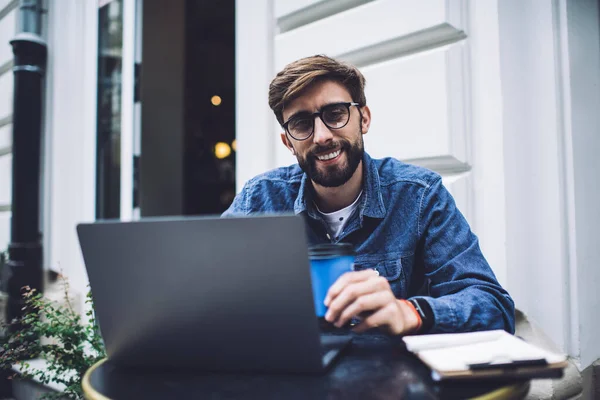 Soddisfatto Giovane Hipster Maschio Abbigliamento Casual Occhiali Con Laptop Appunti — Foto Stock