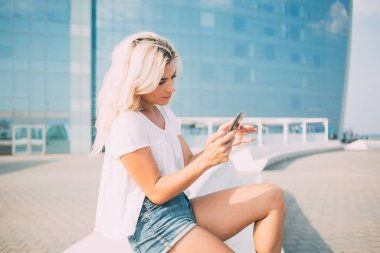 Milenyum Kafkasyalı hippi kız şehir merkezinde dinleniyor rezervasyonlu seyahat turu hakkında bilgi topluyor, Y neslinin gençliği akıllı telefon ayarlarını yenilemek için tebligat aldı