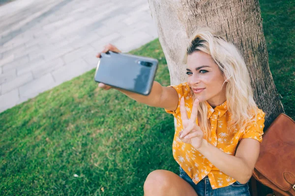 Carefree Καυκάσιος Hipster Κορίτσι Χρησιμοποιώντας Κινητό Gadget Για Δημιουργία Selfie — Φωτογραφία Αρχείου