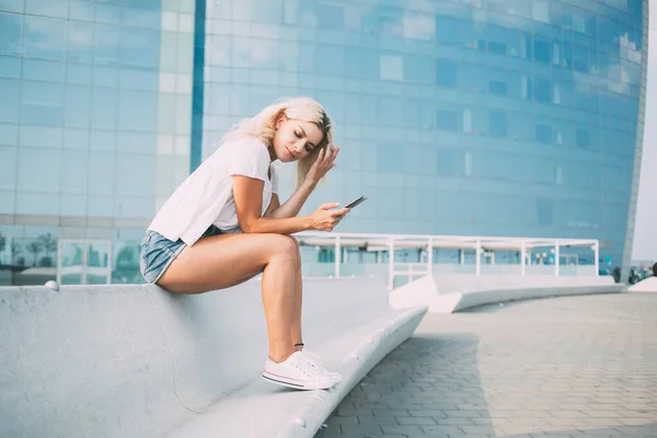 Pensive Hipster Κορίτσι Casual Ρούχα Κάθεται Αστικό Περιβάλλον Μελετώντας Την — Φωτογραφία Αρχείου
