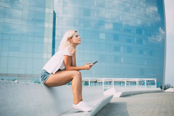 Pensive Hipster Dívka Ležérní Oblečení Sedí Městském Prostředí Přemýšlet Nápadu — Stock fotografie